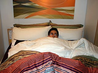 Бездомный актер и продюсер переехал жить в IKEA (ФОТО)