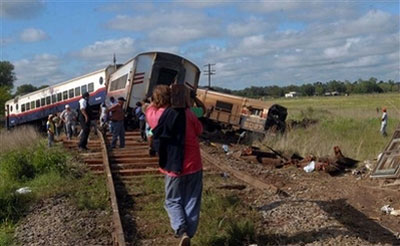 В Аргентине поезд протаранил пассажирский автобус: 26 погибших (ФОТО)