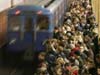 Пассажир московского метро столкнул на рельсы двух женщин