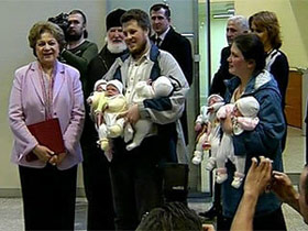 Семье россиян, у которых в Англии родились 5 близняшек, дали 4-комнатную квартиру (ФОТО)