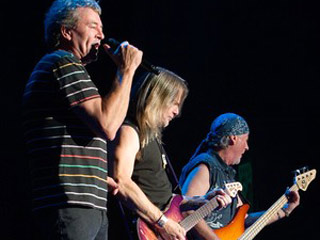Шоу Deep Purple закончилось трагедией Шоу Deep Purple закончилось трагедией