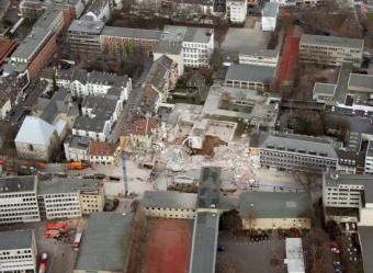 В центре Кельна рухнуло 3 дома В центре Кельна рухнуло 3 дома