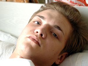 Студент выпрыгнул из окна третьего этажа, спасаясь от милиционера Студент выпрыгнул из окна третьего этажа, спасаясь от милиционера