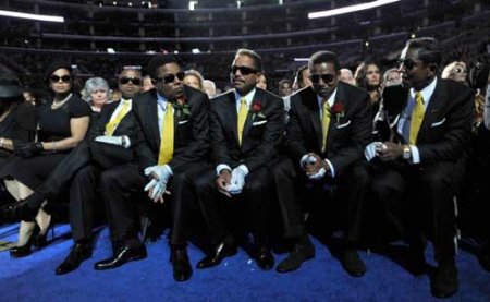 В Лос-Анджелесе прошла церемония прощания с Майклом Джексоном (ВИДЕО)