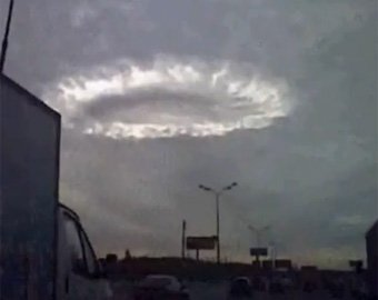 В небе над Москвой появилась гигантская воронка В небе над Москвой появилась гигантская воронка