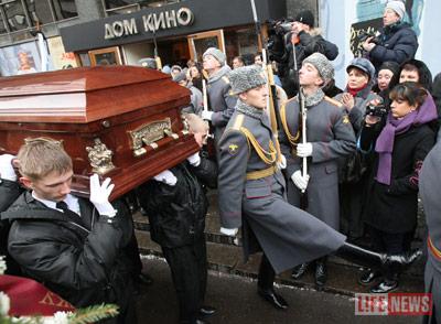 Вдове Тихонова стало плохо на похоронах (ФОТО) Вдове Тихонова стало плохо на похоронах (ФОТО)