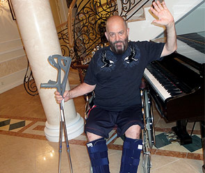 Шуфутинский сломал обе ноги Шуфутинский сломал обе ноги