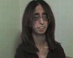Девушка весом 25 кг ест каждые 15 минут, чтобы не похудеть Девушка весом 25 кг ест каждые 15 минут, чтобы не похудеть