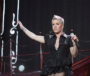 Певица Pink сбежала из реанимации в Россию Певица Pink сбежала из реанимации в Россию
