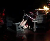 Lady Gaga упала с рояля во время концерта (ФОТО) 
